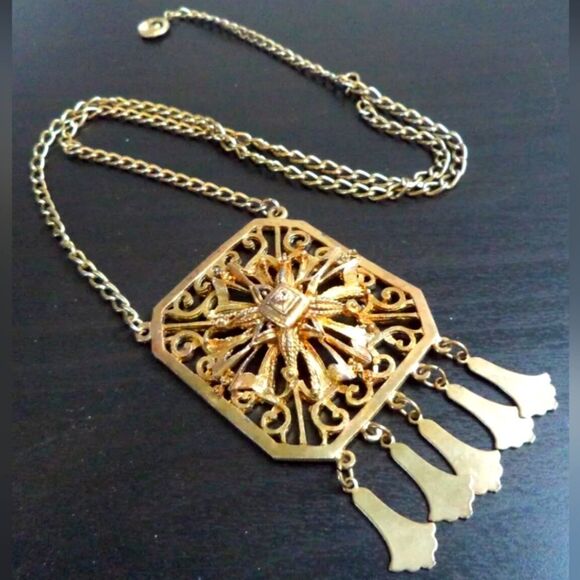 VINTAGE SIGNED LISNER GOLD TONE ORNATE 27" NECKLACE - Picture 1 of 5